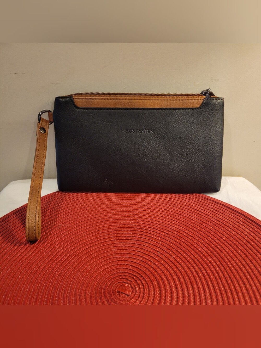 👝EUC~Black and Tan Leather Wristlet